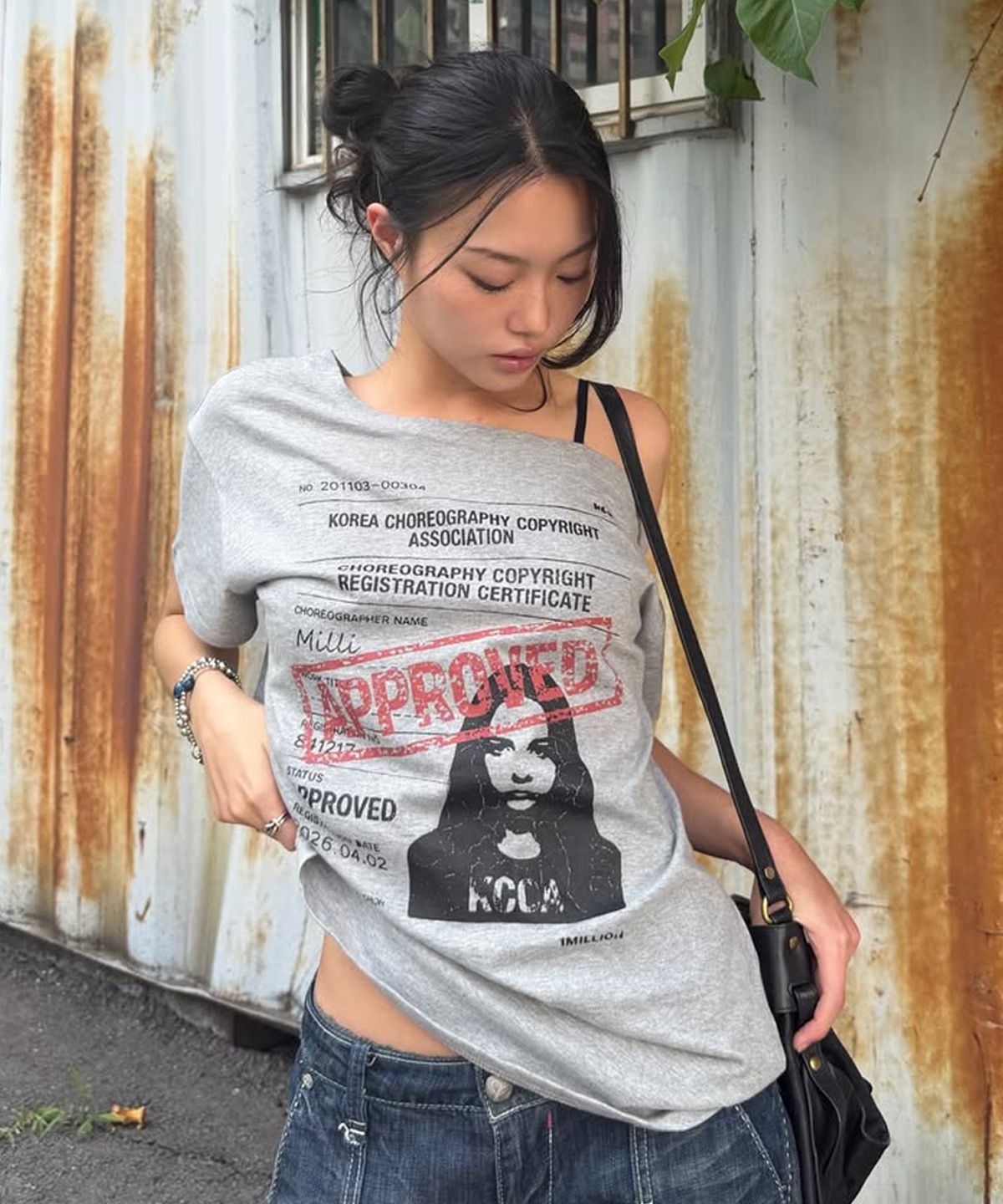 디오스피스(DAUSPICE) Choreo Rights One-Shoulder T-shirt Gray