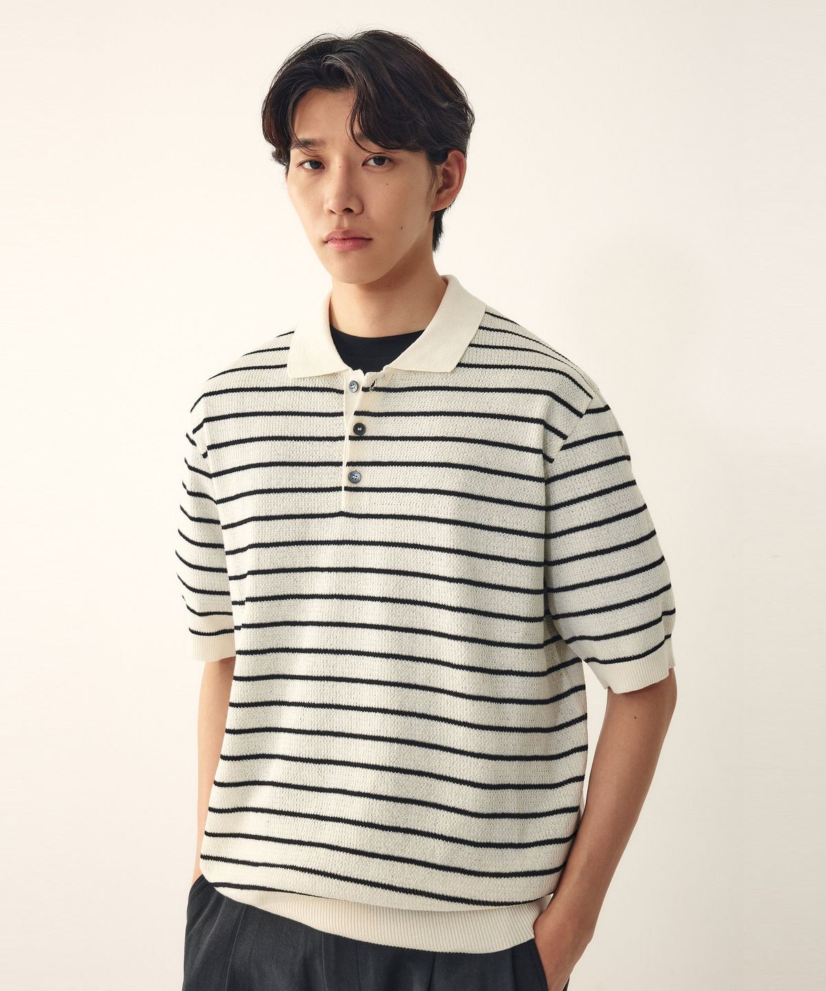 스튜디오 톰보이(STUDIO TOMBOY) [MEN] 스트라이프 카라넥 반팔 니트_아이보리 91M6252221