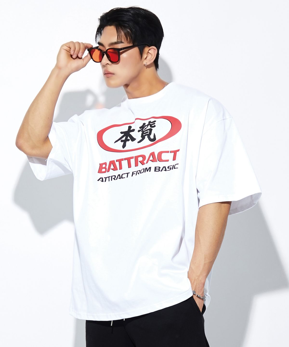 베트랙트(BATTRACT) 원형 레드 본질 오버 핏 반팔티_화이트
