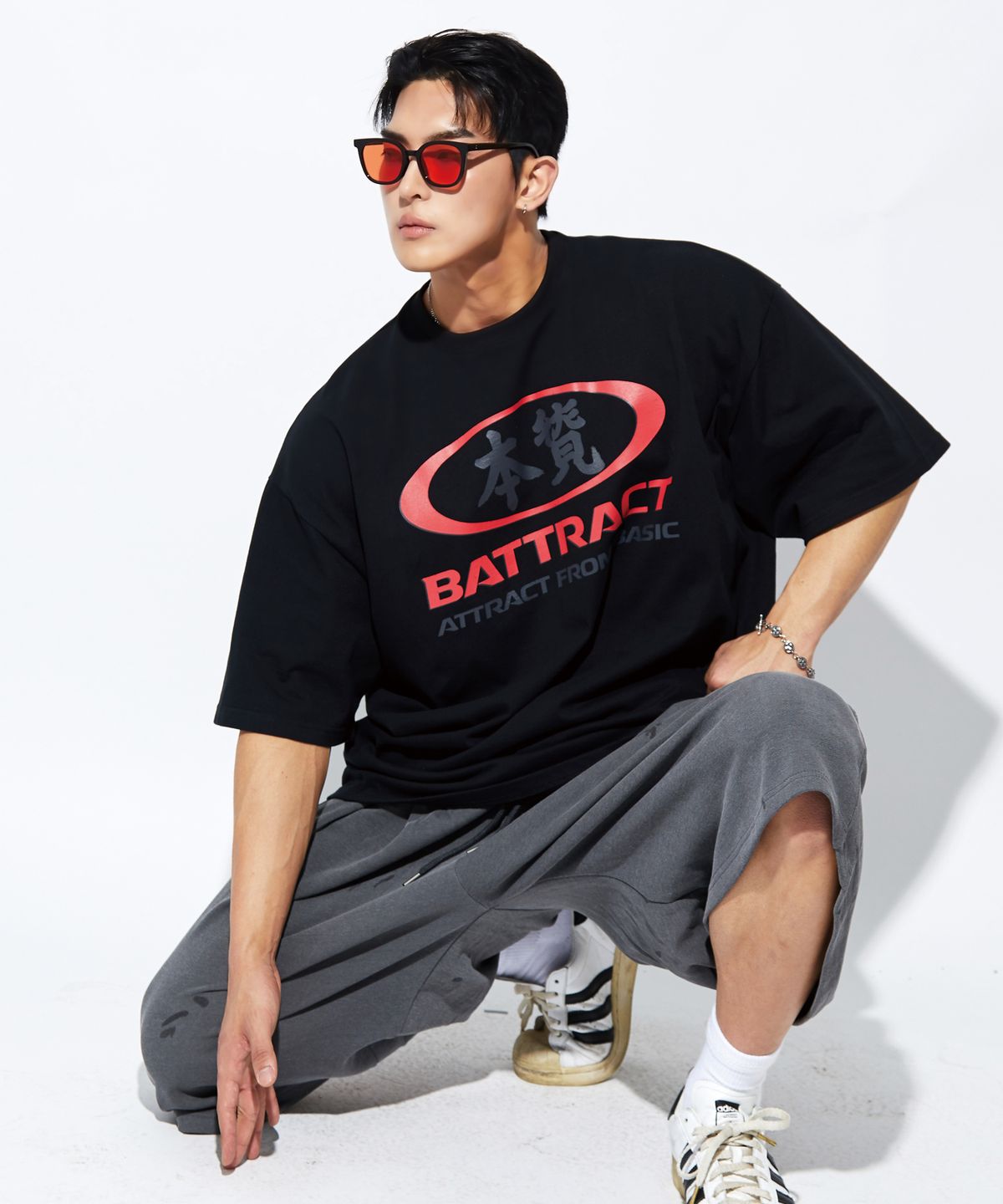 베트랙트(BATTRACT) 원형 레드 본질 오버 핏 반팔티_블랙