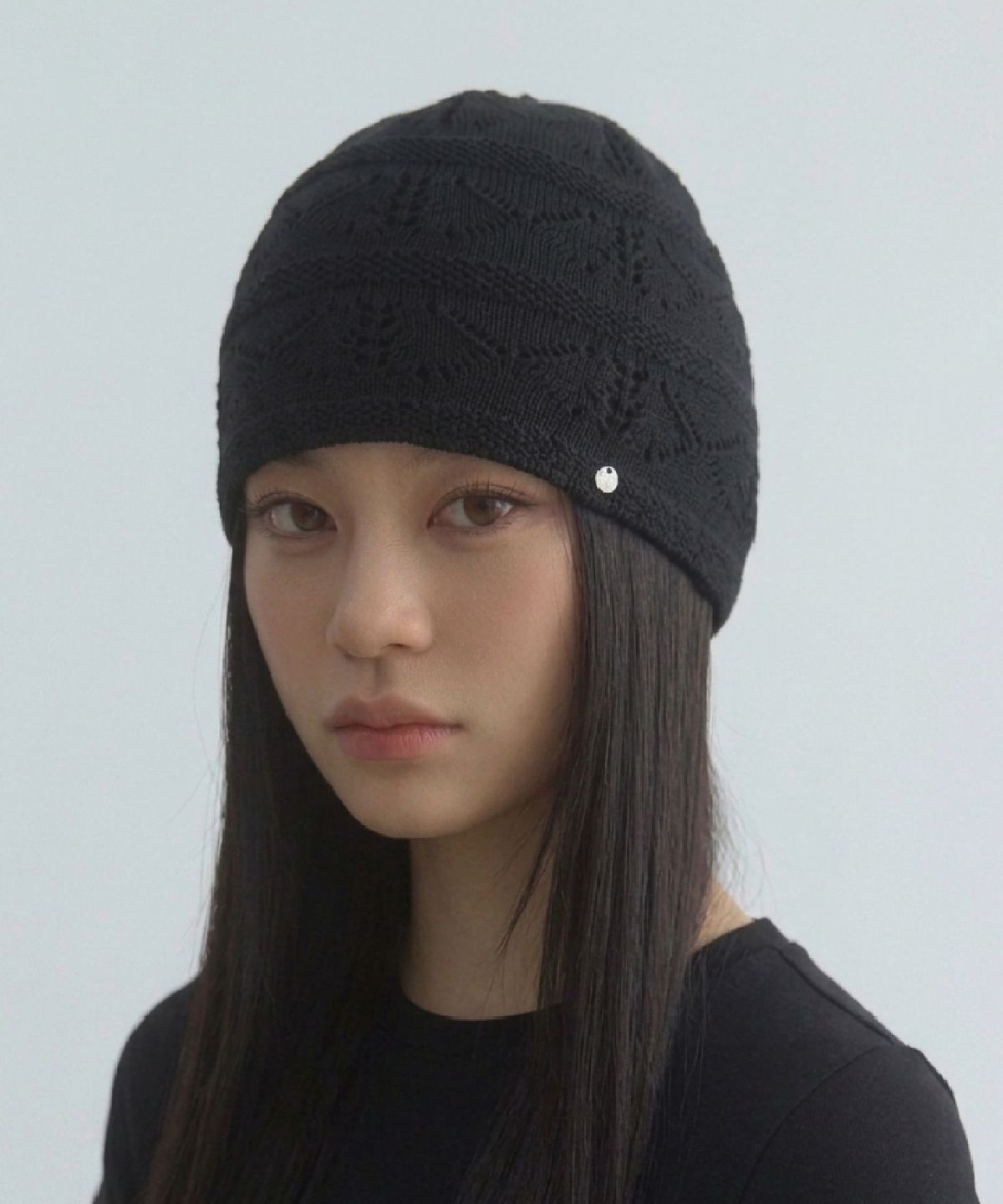 무아르모아(MOIREMOA) Crochet Medal Beanie-Black