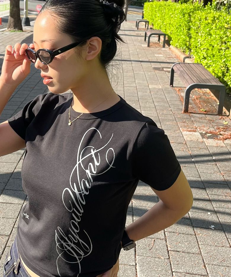 Cursive Crop Tee Black