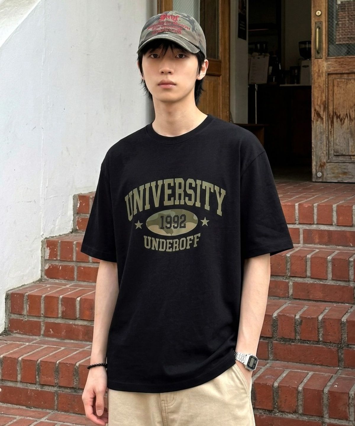 언더오프(UNDEROFF) 오버핏 크루넥 유니버시티카모 반팔 티셔츠 블랙카키