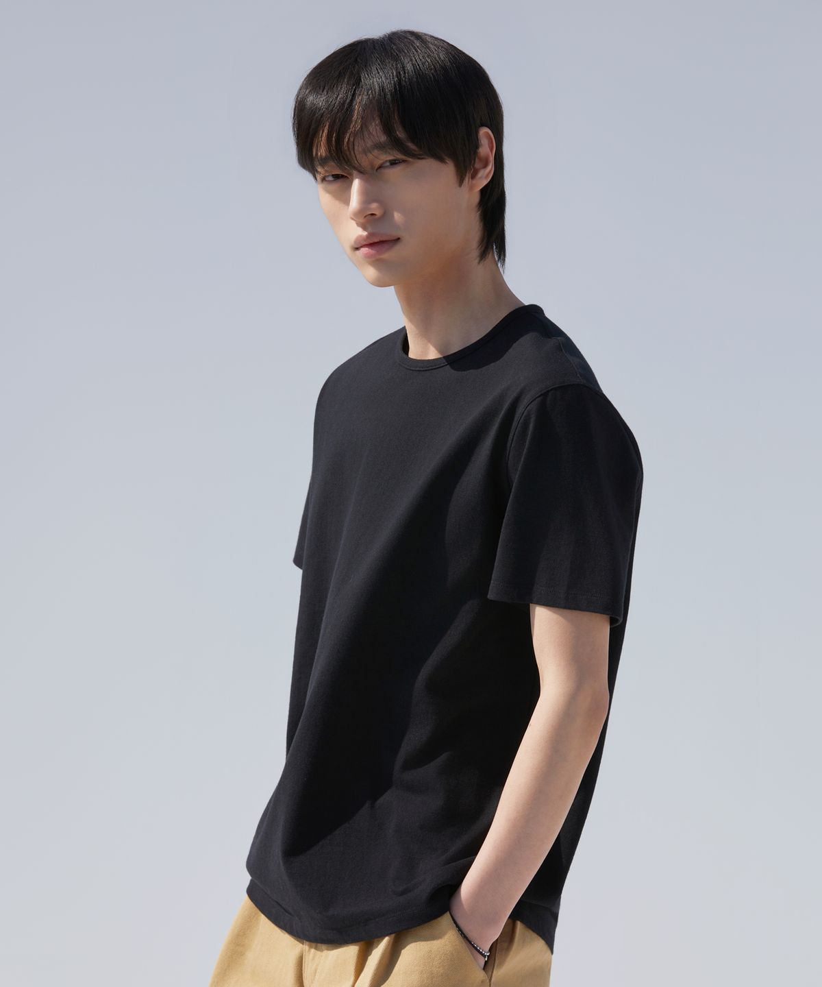 디블루(DBLUE) 스탠다드 에센셜 크루넥 숏슬리브 블랙