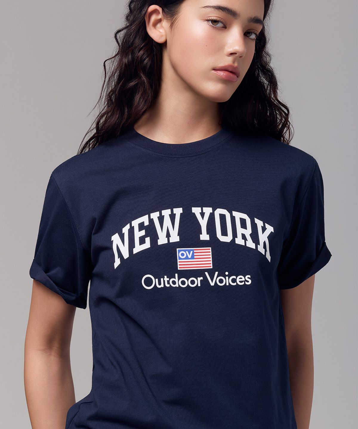 아웃도어 보이스(OUTDOOR VOICES) AirCorePro™ NY ARCH LOGO TEE (NAVY)