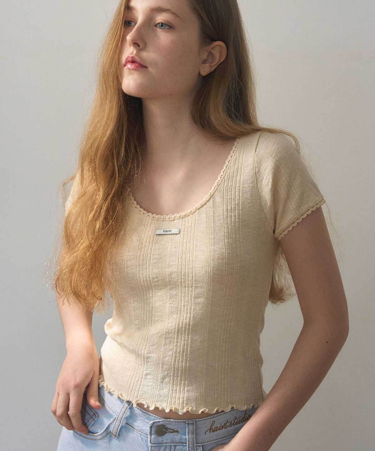 헤인트(HAINT) FRILL U-NECKLINE EYELET SEMI CROP T-SHIRT 2COL_CREAM