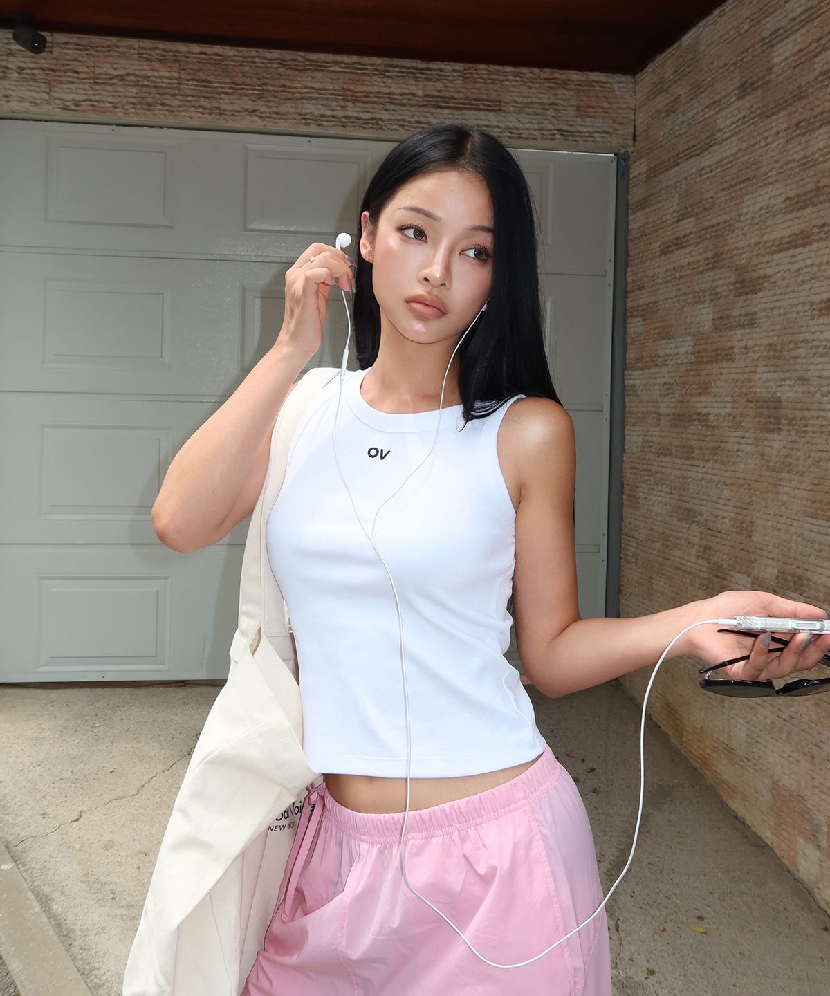 아웃도어 보이스(OUTDOOR VOICES) (W)OV CENTRAL LOGO SLEEVELESS (WHITE)