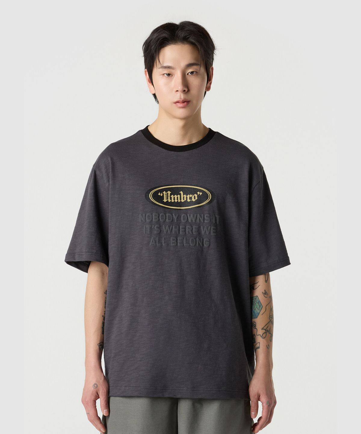 엄브로(UMBRO) 크리스피 타슬란 링거 반팔 티셔츠 차콜 UR224CRS50