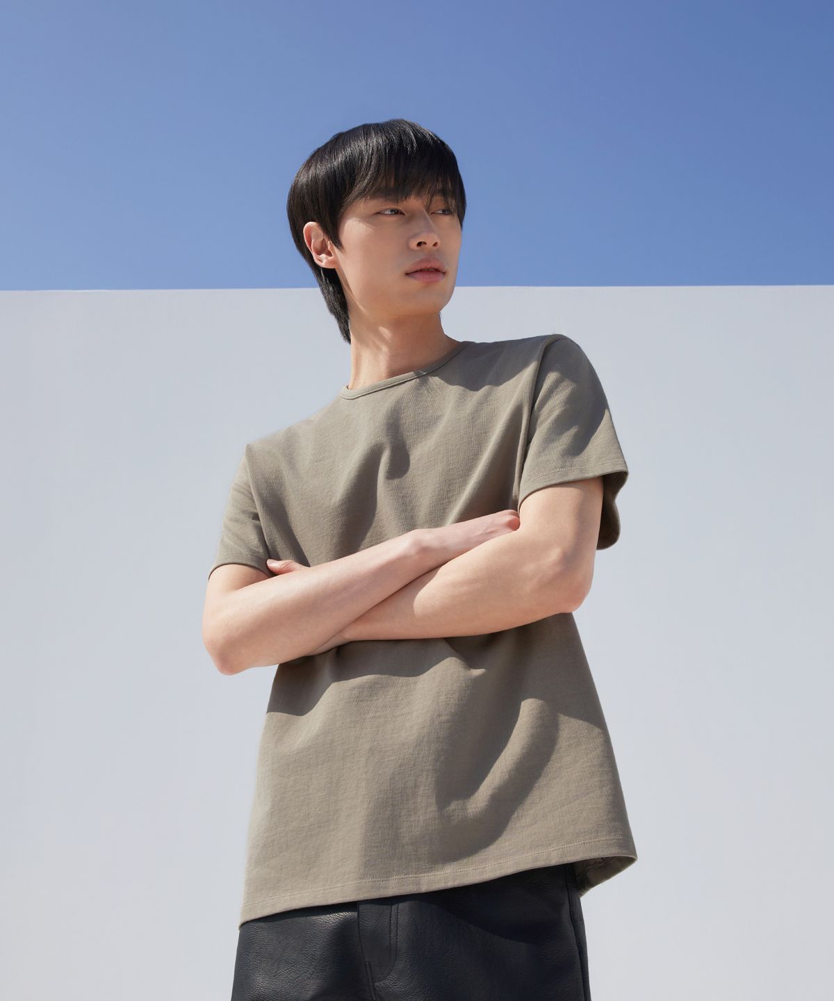 디블루(DBLUE) 스탠다드 에센셜 크루넥 숏슬리브 카키브라운