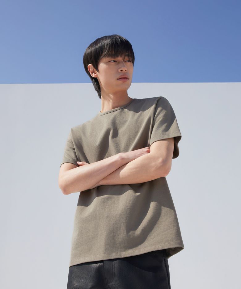 스탠다드 에센셜 크루넥 숏슬리브 카키브라운
