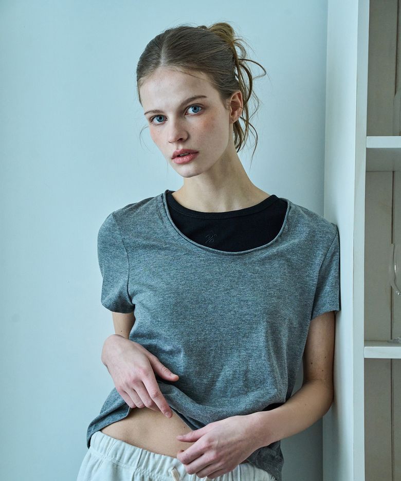 CURVED LINE RAW EDGE TEE (CHARCOAL)