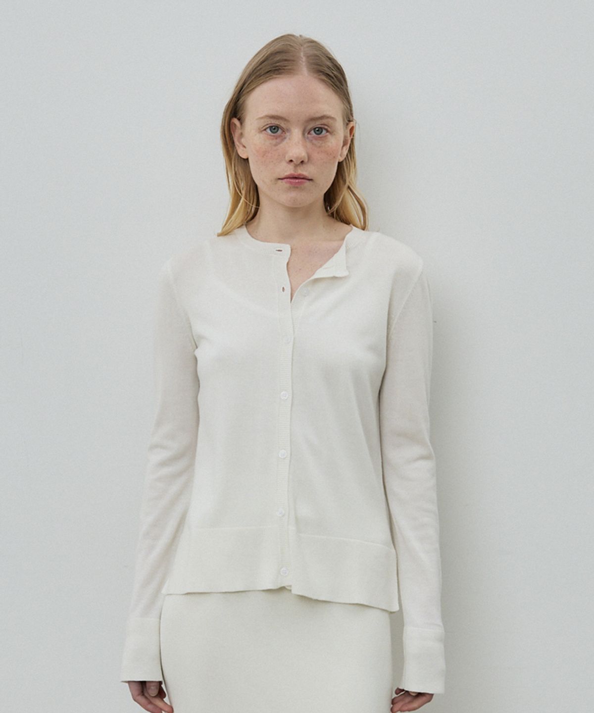모헤(MOHAE) Sleek round cardigan _ white