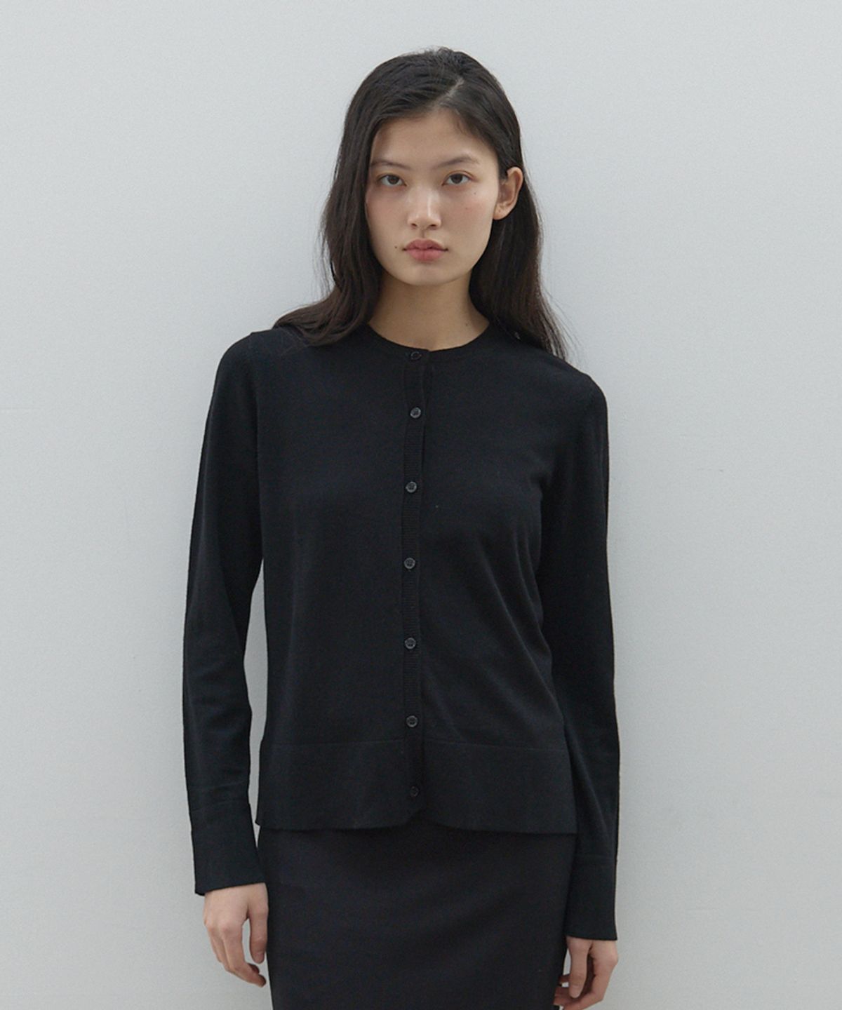 모헤(MOHAE) Sleek round cardigan _ black