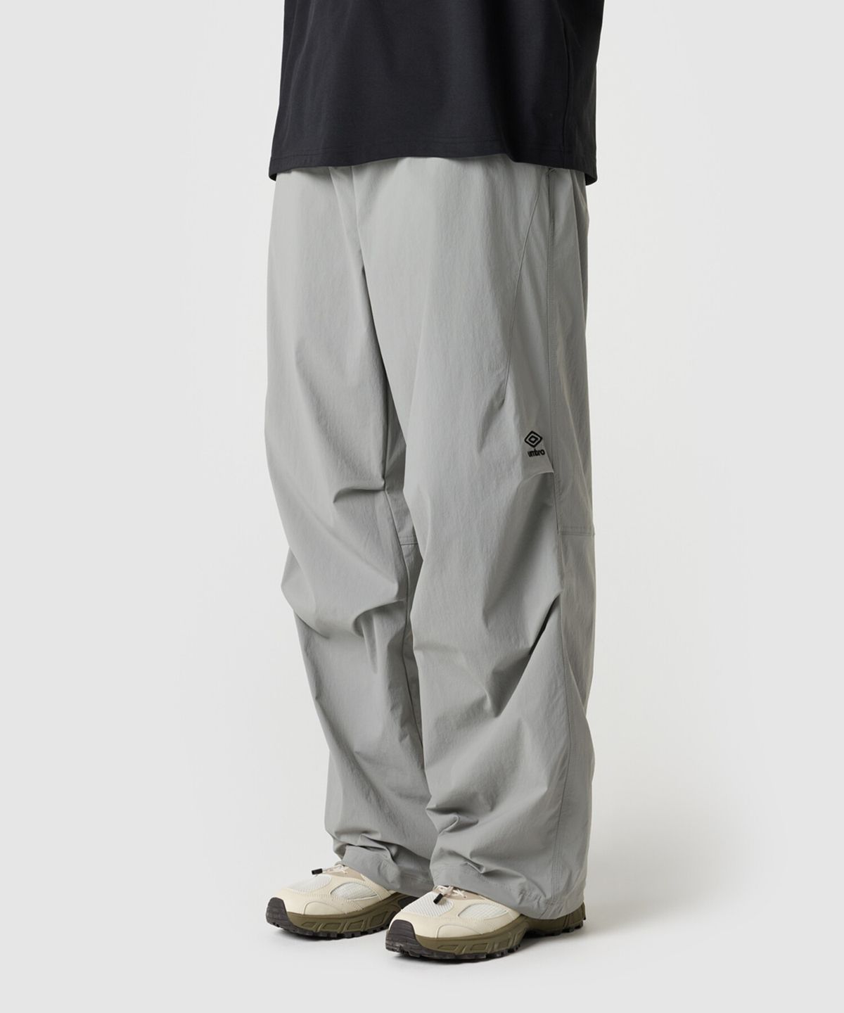 엄브로(UMBRO) 파라슈트 핀턱 2WAY 와이드 팬츠 그레이 UR223CPT51
