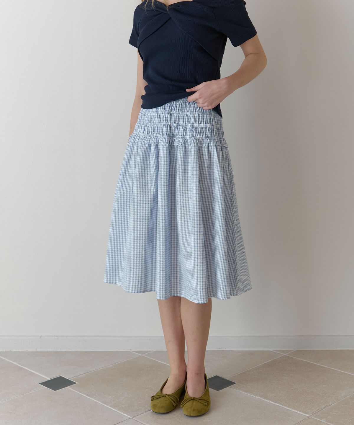 어몽(AMONG) A CHECK SMOCKING SKIRT_WHITE