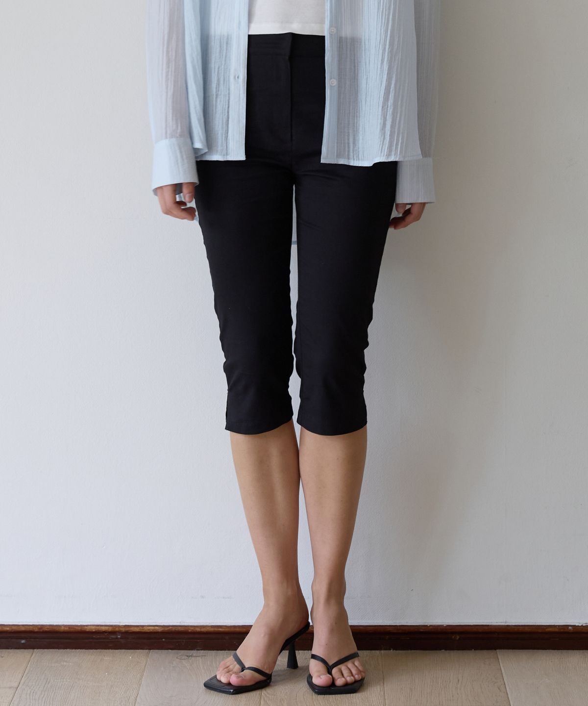 어몽(AMONG) A SLIT CAPRI PANTS_BLACK