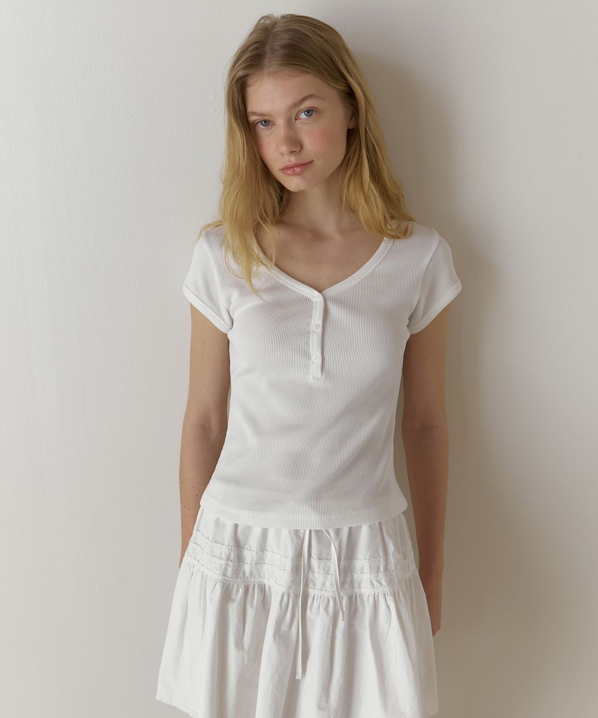 어몽(AMONG) A HENLEY NECK RIBBED T-SHIRT_WHITE