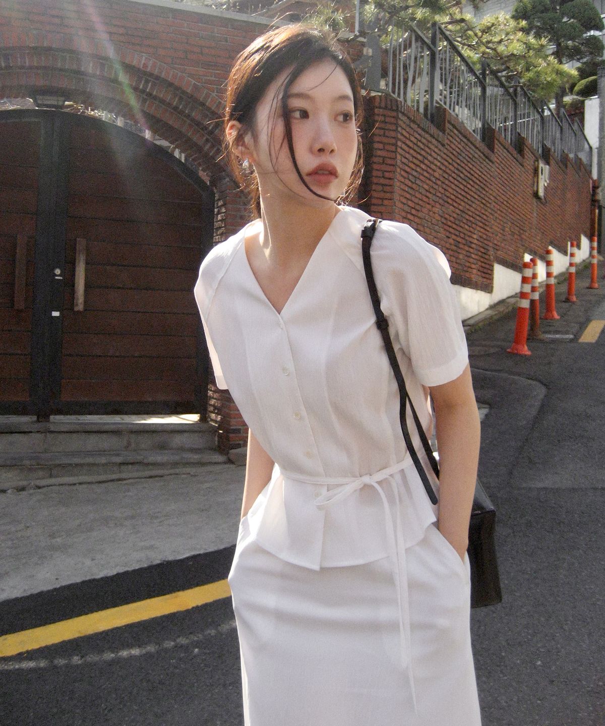룩캐스트(LOOKAST) 소핀 브이넥 텍스처드 래글런 블라우스 / SOPHINE V-NECK TEXTURED RAGLAN BLOUSE_2colors