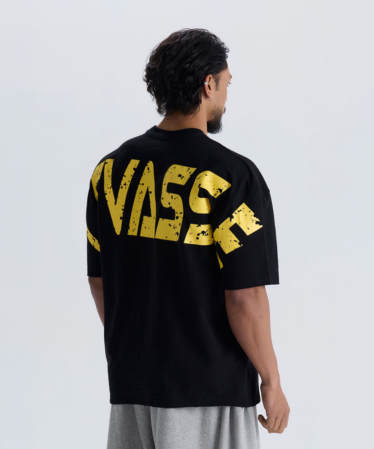 르바세(LEVASSE) Old School Overfit Tee – Black (Yellow Logo)