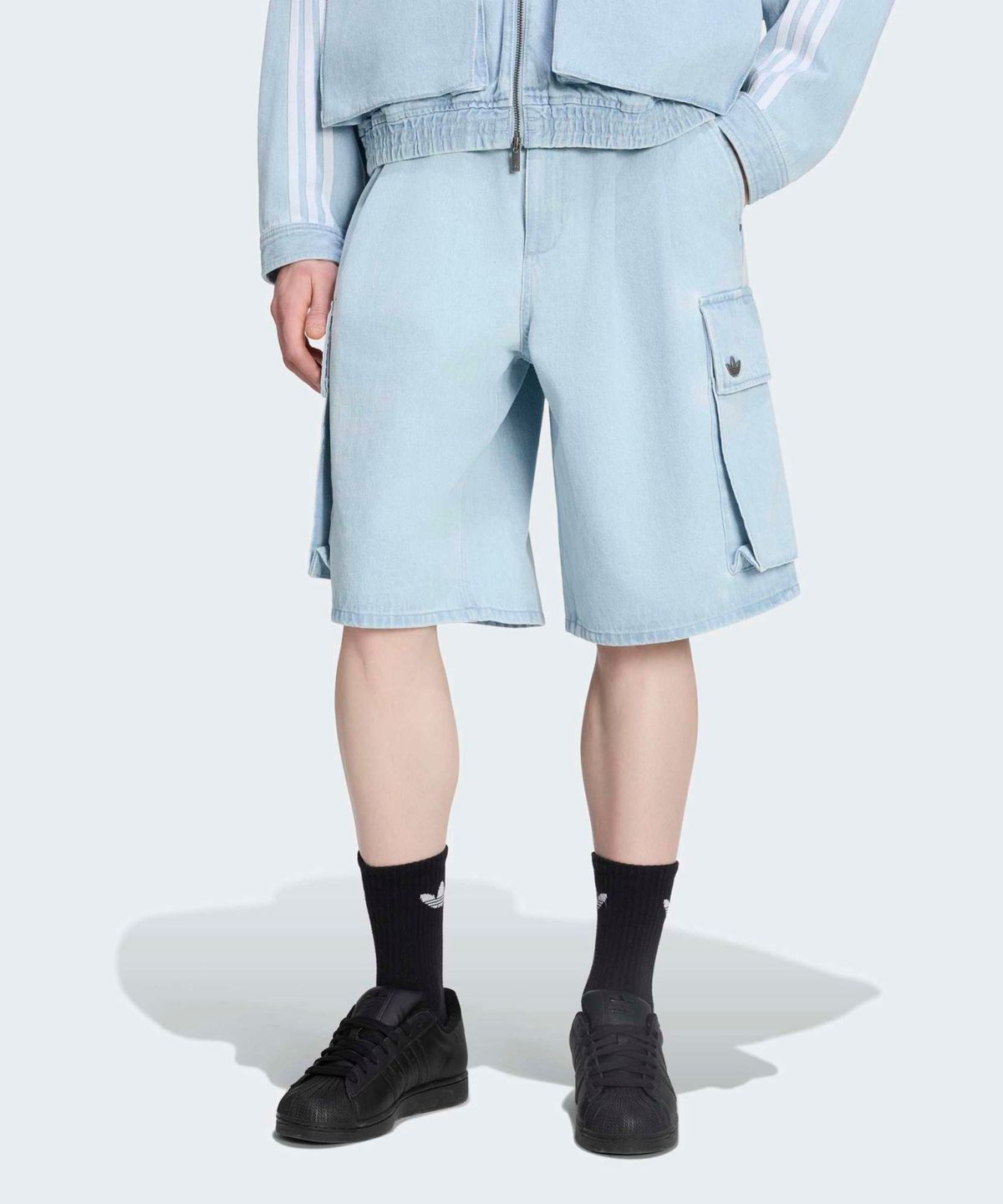 아디다스(ADIDAS) 아딜레늄 시즌 5 데님 카고 숏 팬츠 - 라이트블루 / KX4823