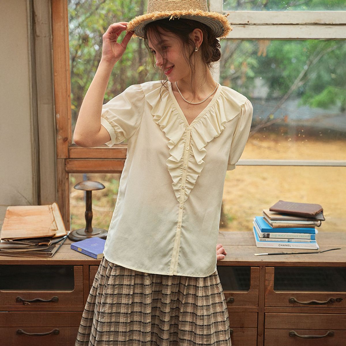 심플레트로(SIMPLE RETRO) SR_Ruffled collar short blouse