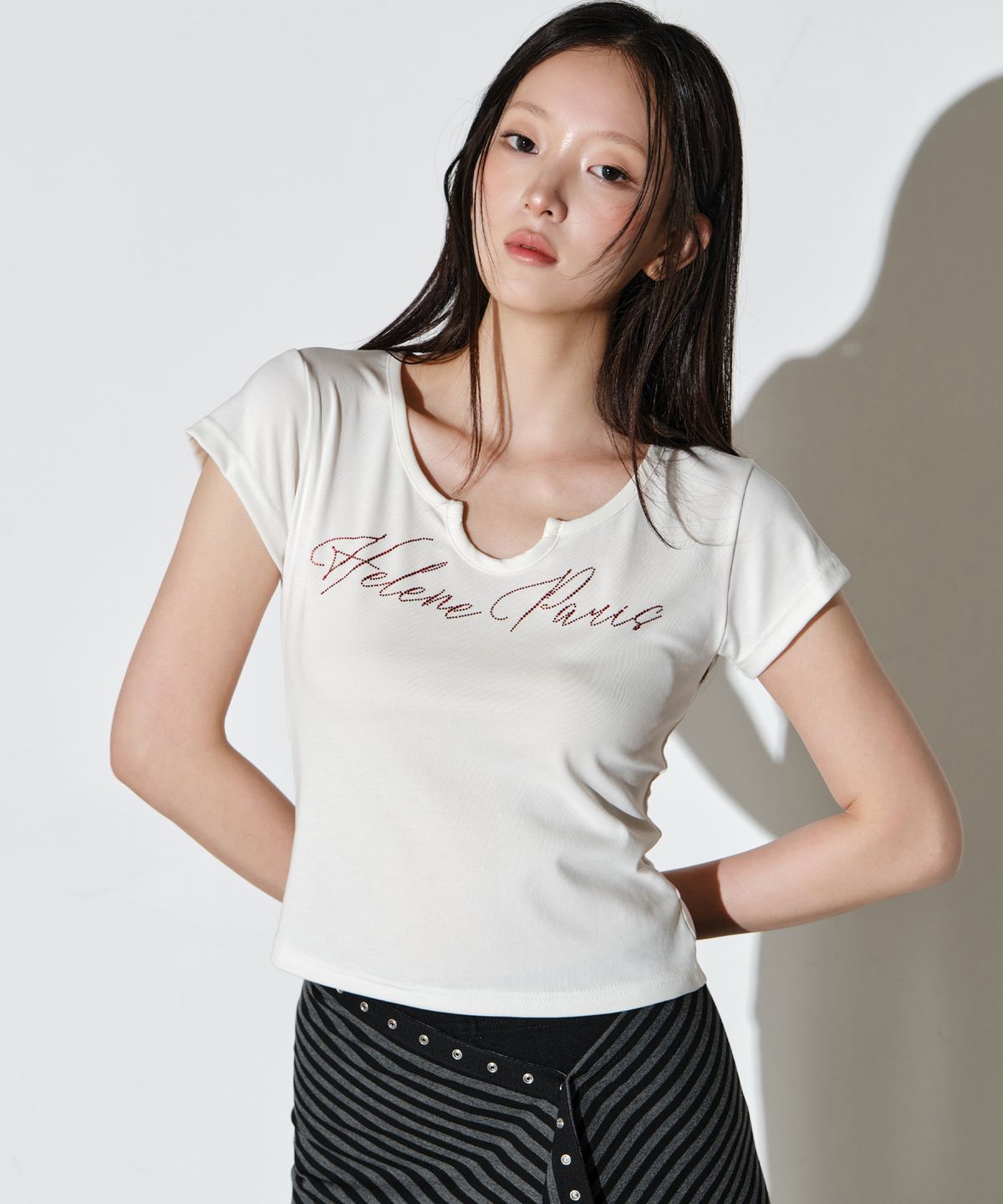 헬레네파리스(HELENE PARIS) 스파크 포인트 큐빅 벤트넥 하프 티셔츠 [화이트]
