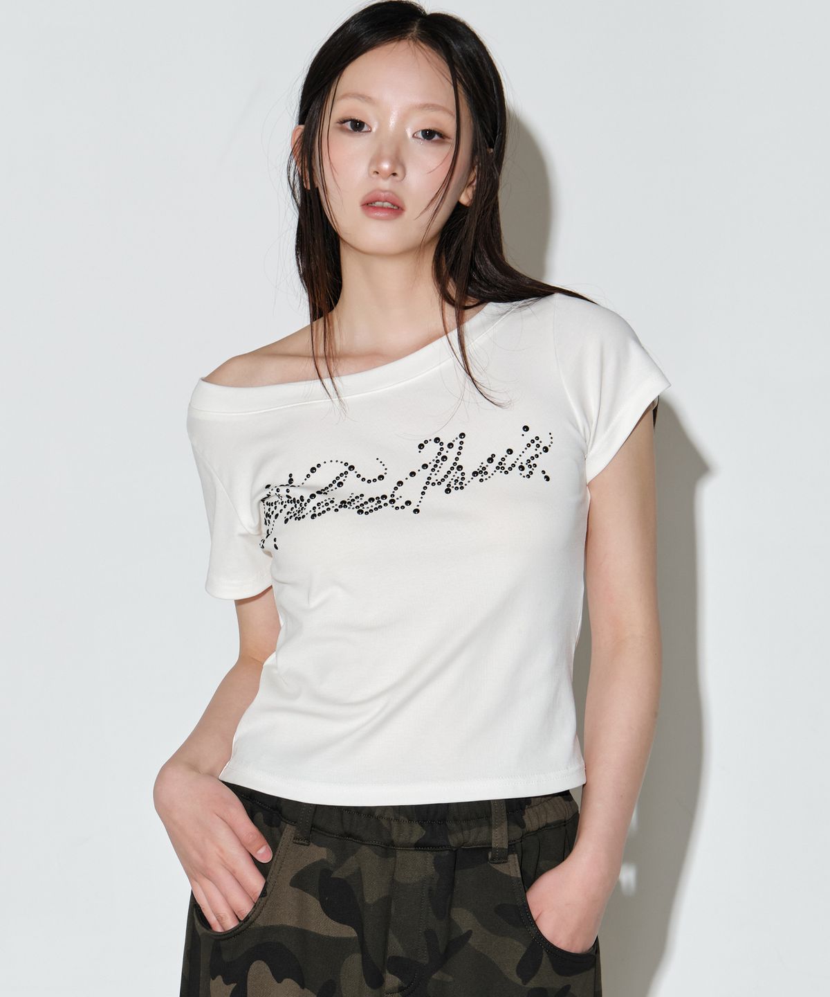 헬레네파리스(HELENE PARIS) 웨이브 로고 큐빅 오프숄더 하프 티셔츠 [화이트]