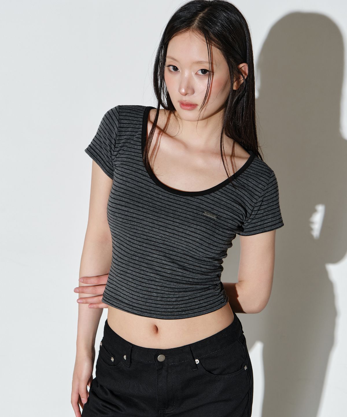 헬레네파리스(HELENE PARIS) 스쿱 네크라인 스트라이프 하프 슬리브 [차콜 ST]