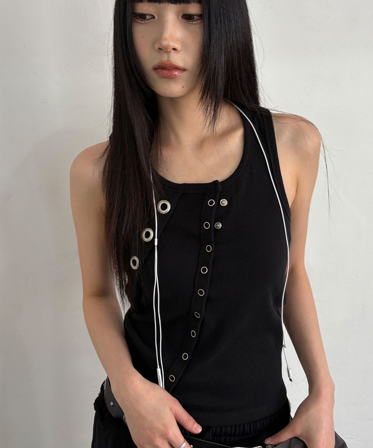 아캄(AAKAM) Oblique Snap Sleeveless (Black)
