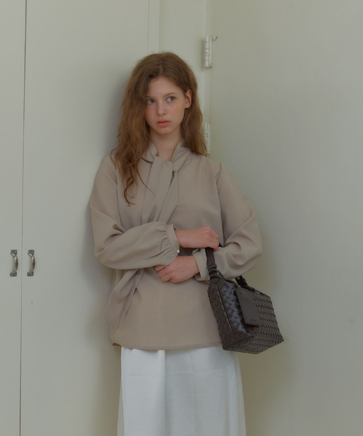 아노에틱(ANOETIC) ANC RIBBON TIE BLOUSE_BEIGE