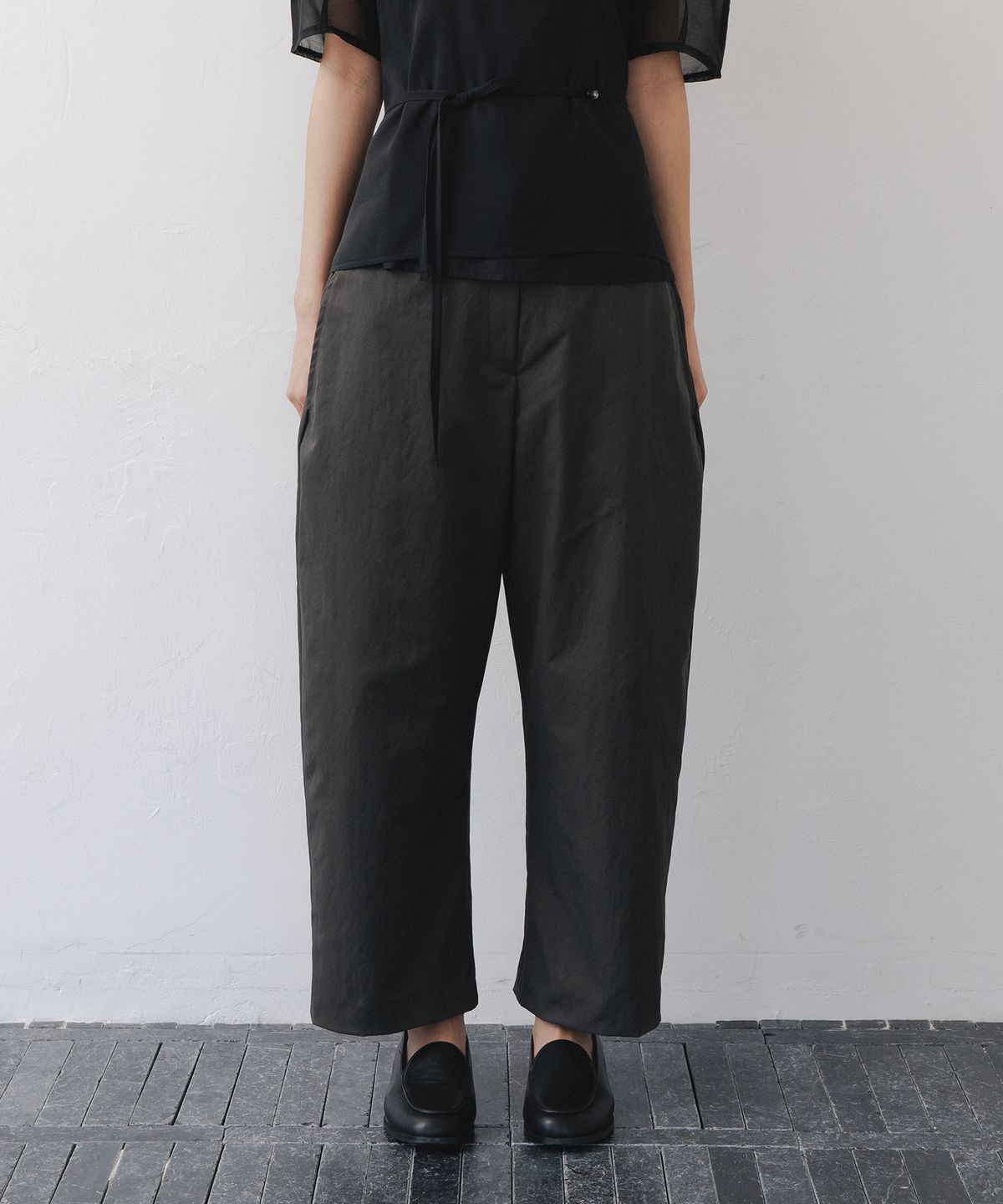 애프터글로울(AFTERGLOWOOL) Curved Ankle Pants-Charcoal