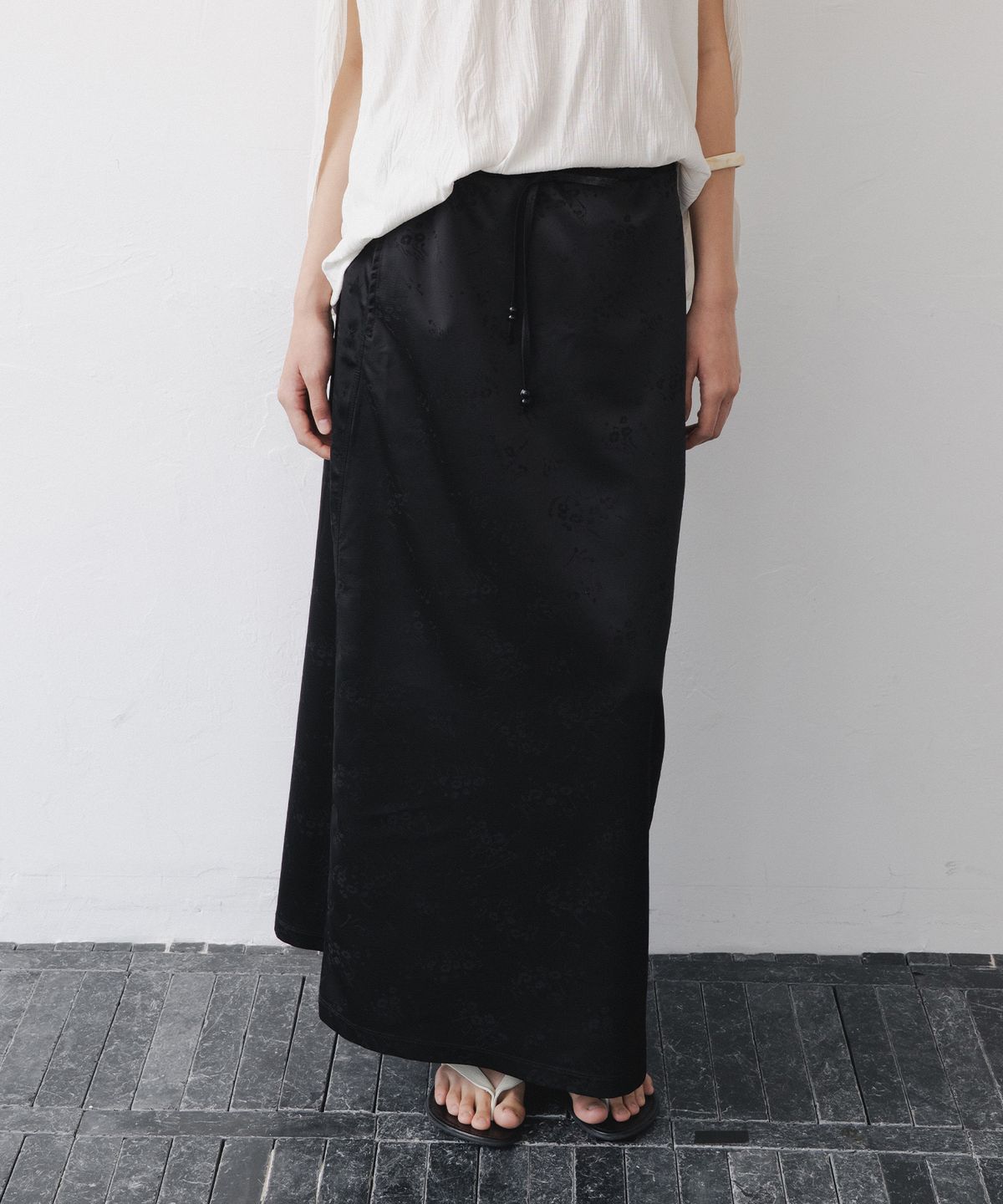 애프터글로울(AFTERGLOWOOL) Silky Drawstring Maxi Skirt-Black