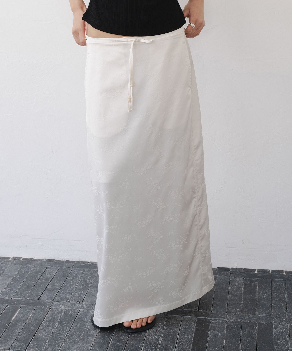 애프터글로울(AFTERGLOWOOL) Silky Drawstring Maxi Skirt-Ivory