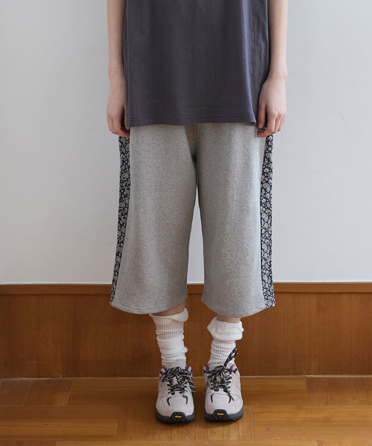 꼬모니노즈(COMONINOZ) W PAISLEY SWEAT SHORTS [GRAY]