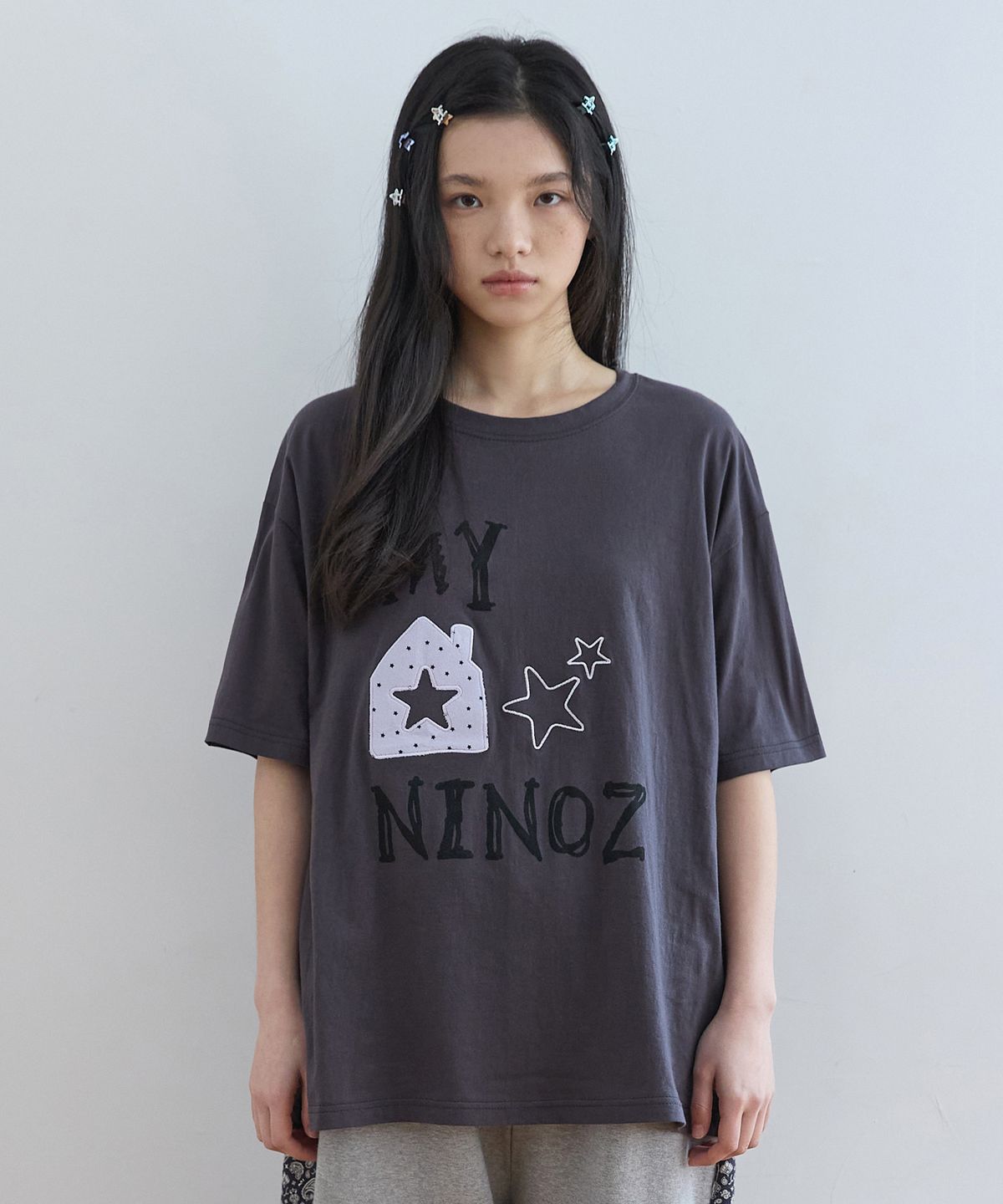 꼬모니노즈(COMONINOZ) W HOME LOGO T-SHIRT [DEEP GRAY]