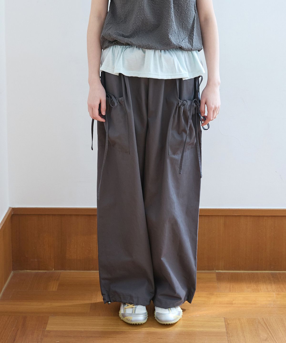꼬모니노즈(COMONINOZ) W BIG POCKET PANTS [DEEP GRAY]