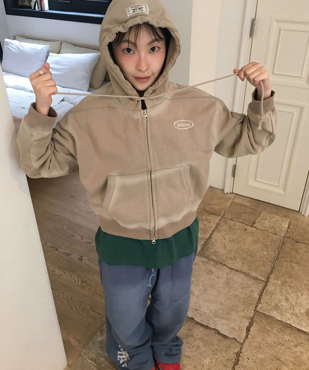 유니버스 가먼트(UNIVERSE GARMENT) 스프레이 후드 집업_BEIGE