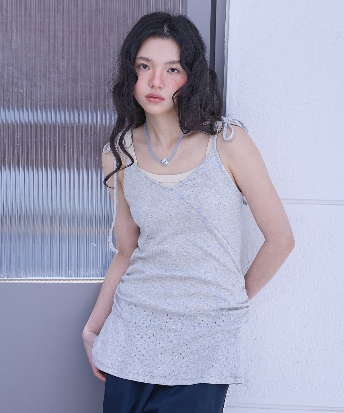꼬모니노즈(COMONINOZ) W EYELET SHIRRING LONG SLEEVELESS [LIGHT GRAY]