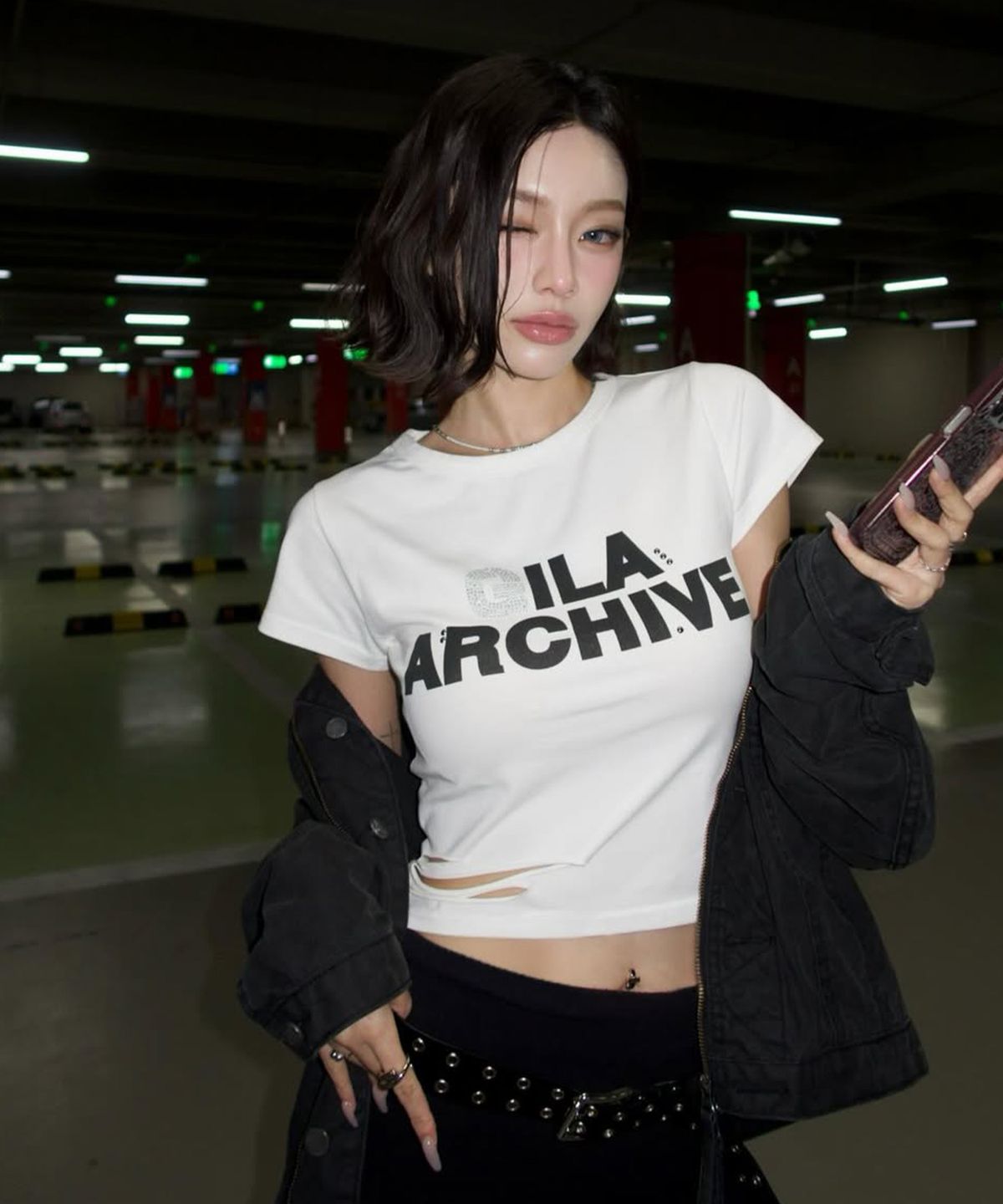 길라아카이브(GILAARCHIVE) SCRATCHED BOLD LOGO CROP T-SHIRTS_WHITE
