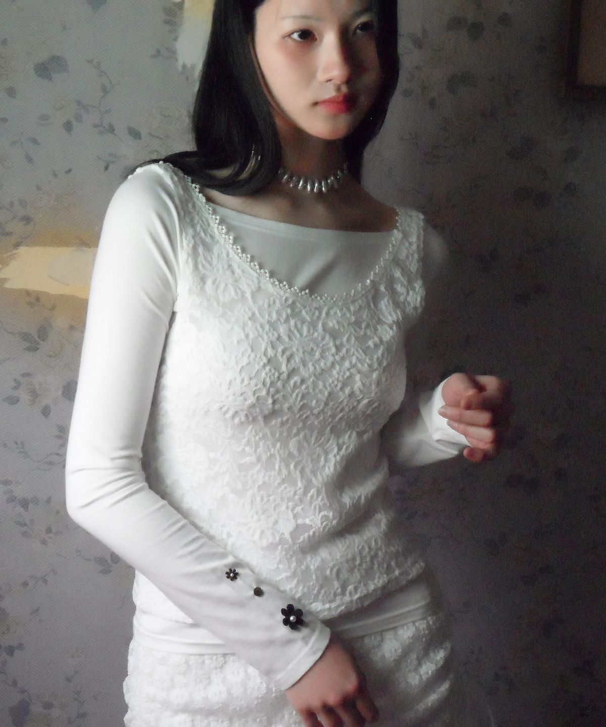 루바티(RUBATI) 데이지 플로렛 래글런 롱 슬리브 티_아이보리