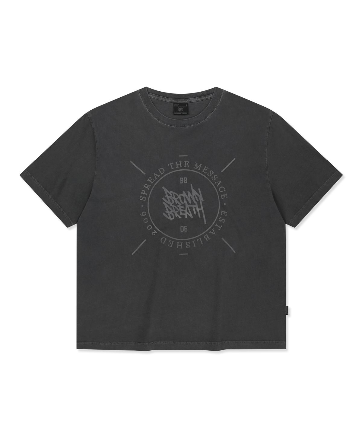 브라운브레스(BROWNBREATH) STAMP TAG PIGMENT TEE - CHARCOAL