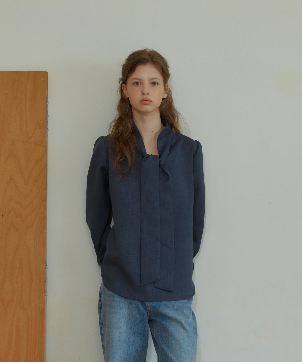 아노에틱(ANOETIC) ANC RIBBON TIE BLOUSE_CHARCOAL