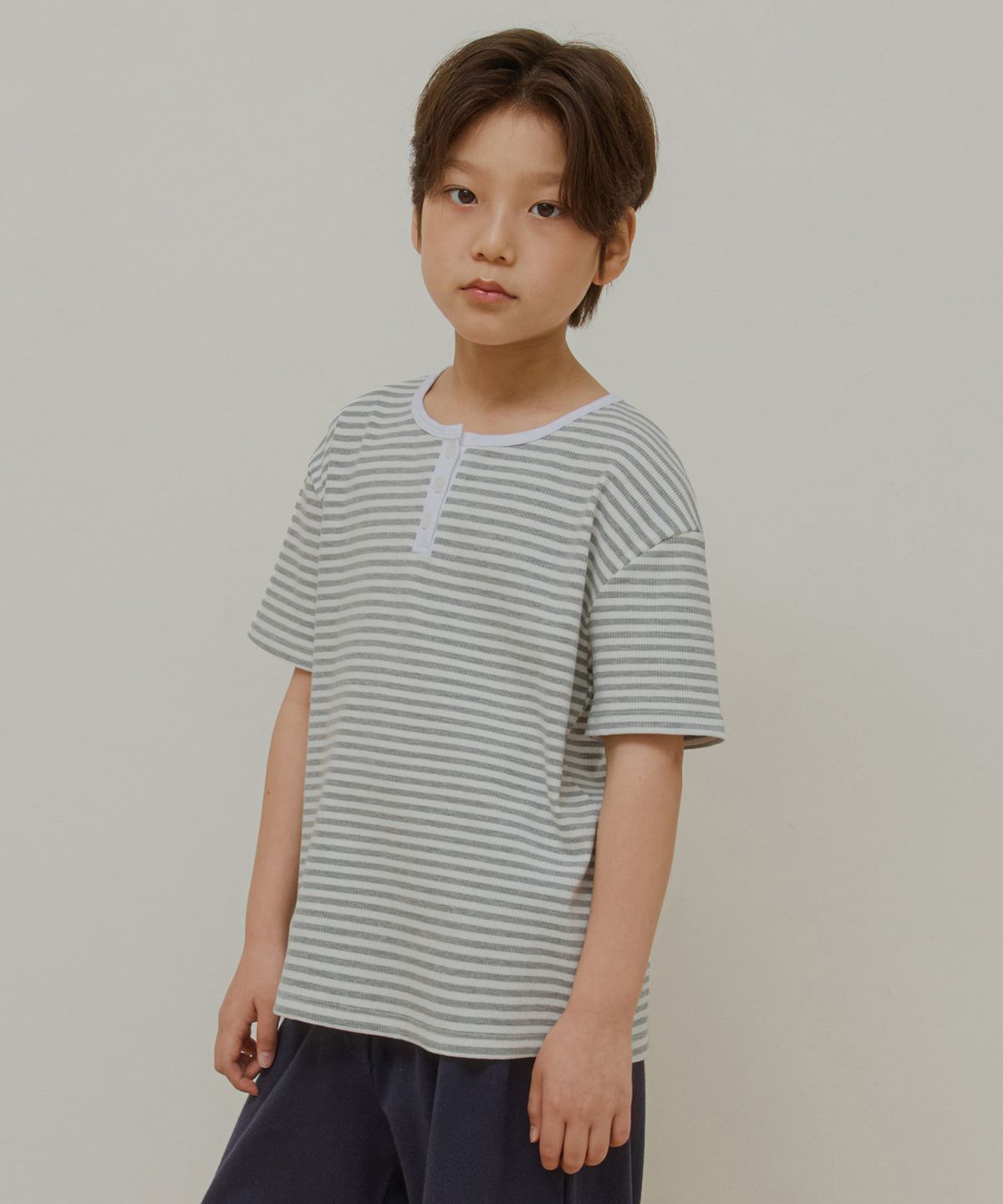 웬즈데이오아시스 키즈(WEDNESDAYOASIS KIDS) [Kids]로에 헨리넥 스트라이프 티셔츠_MELANGE GRAY(WB6TP38)