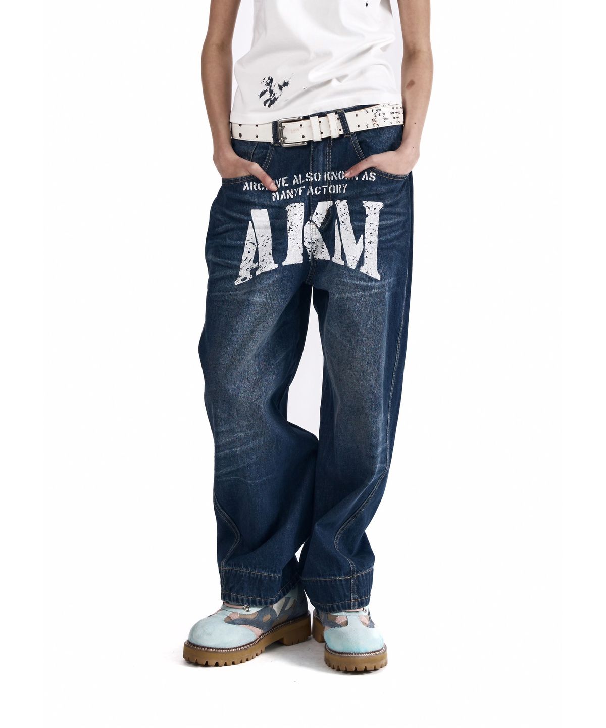 아캄(AAKAM) AKM Curved Denim Pants (Blue)