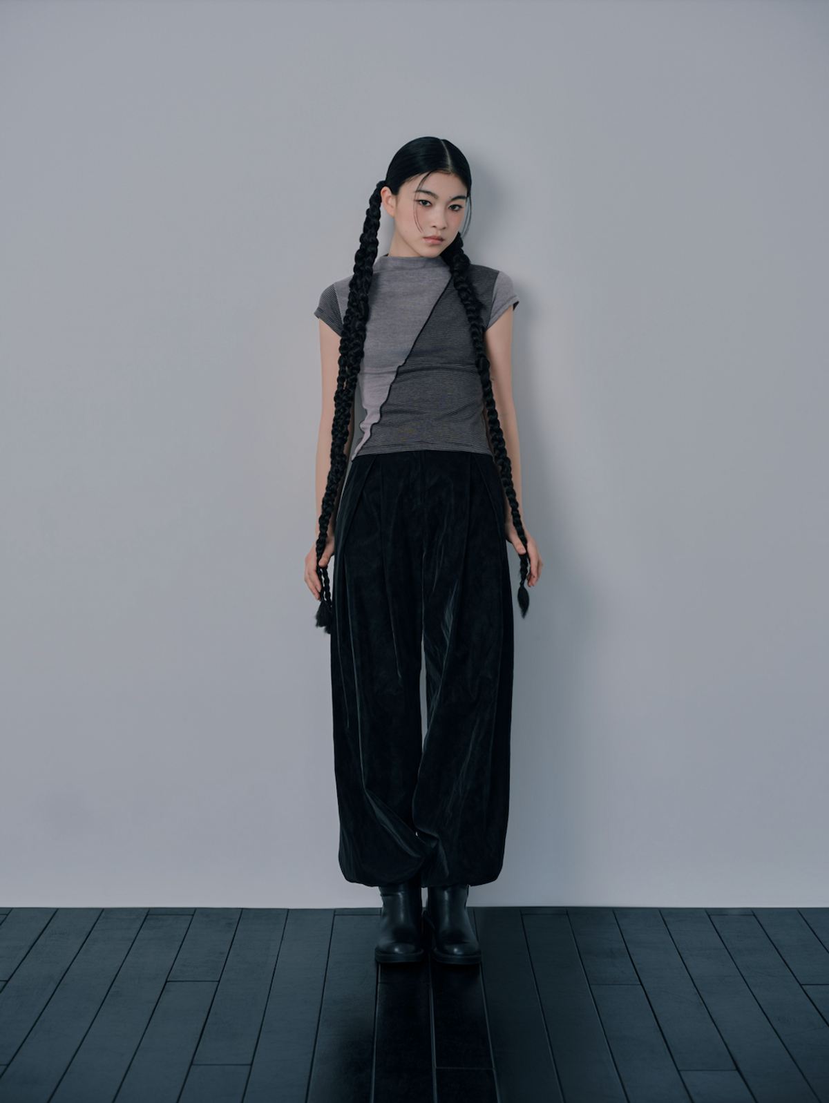 수더넴(PSEUDONYM) Asymmetric Color-Block Mock Neck T-shirt [Pink]