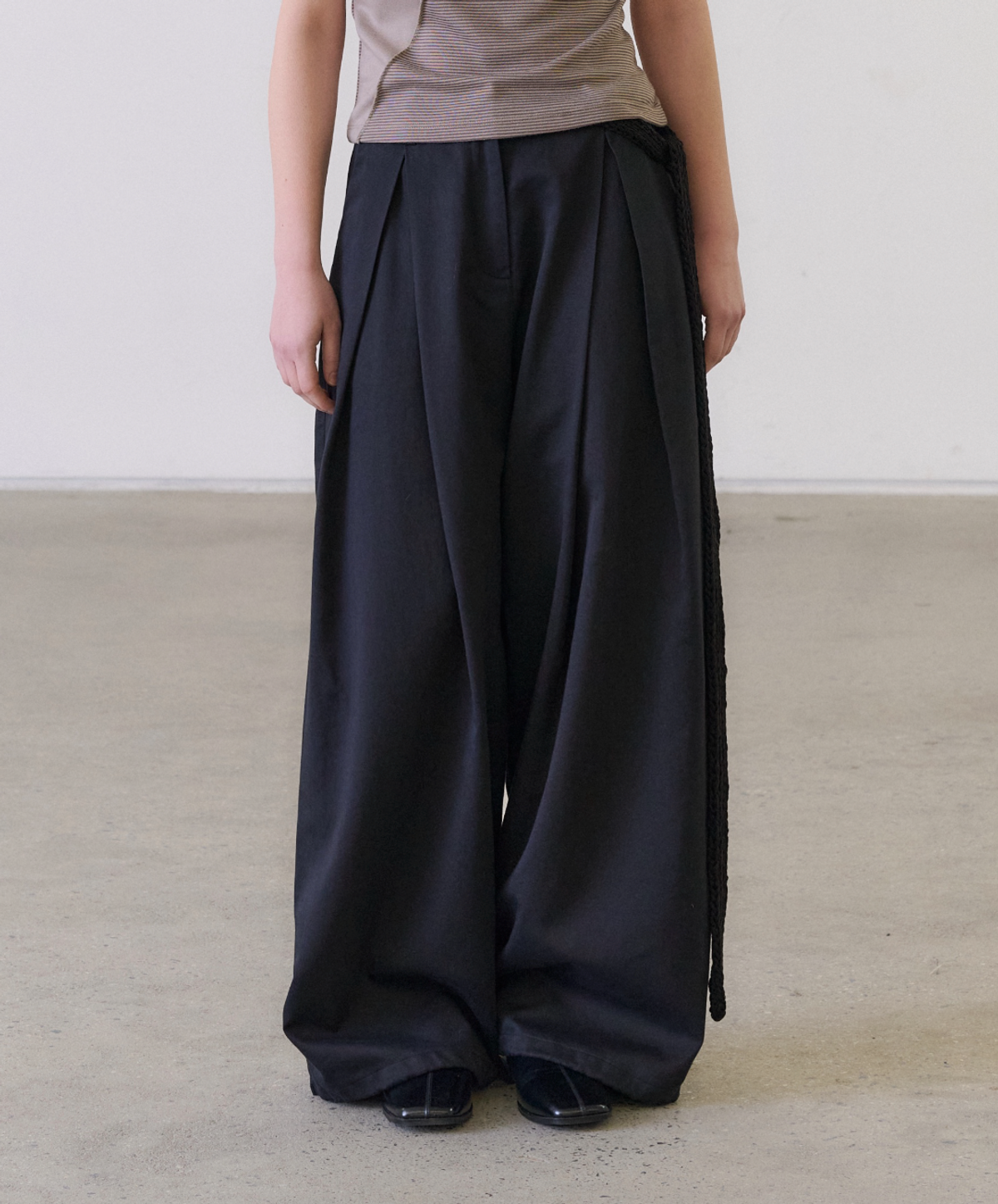 수더넴(PSEUDONYM) Asymmetric Pocket Tuck Trousers [Black]