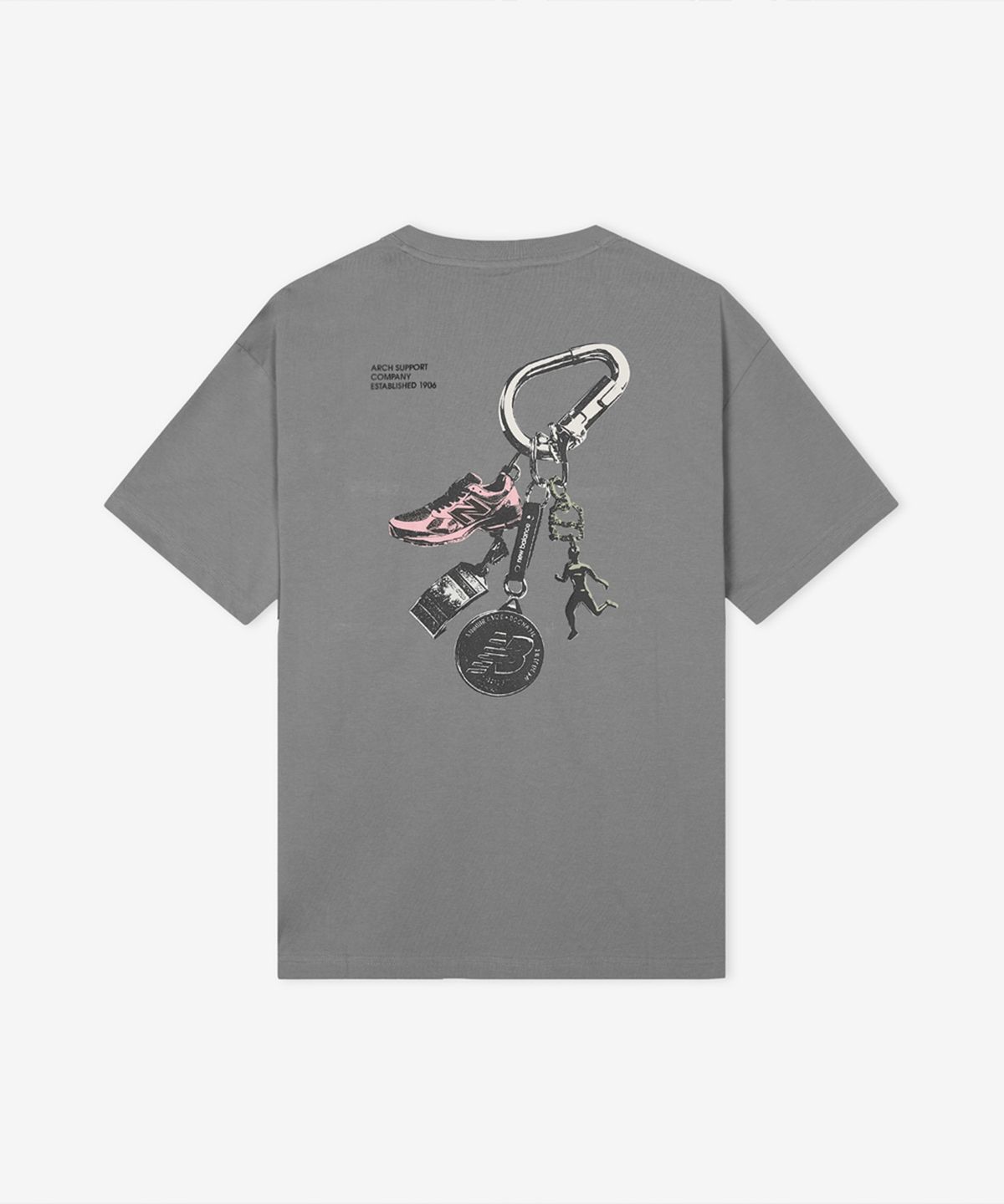 뉴발란스(NEW BALANCE) NBNEG21543 / UNI 트랙 클럽 카라비너 그래픽 반팔티 (GRAY)