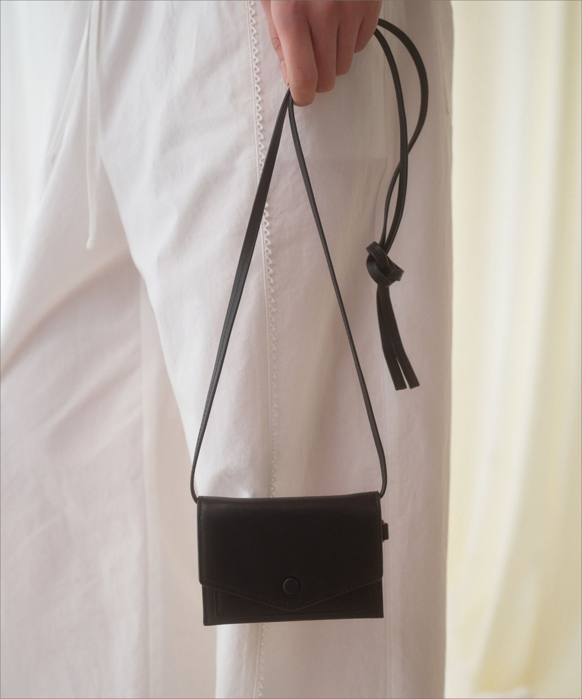 망고매니플리즈(MANGO MANY PLEASE) CITY MIRROR WALLET_BLACK