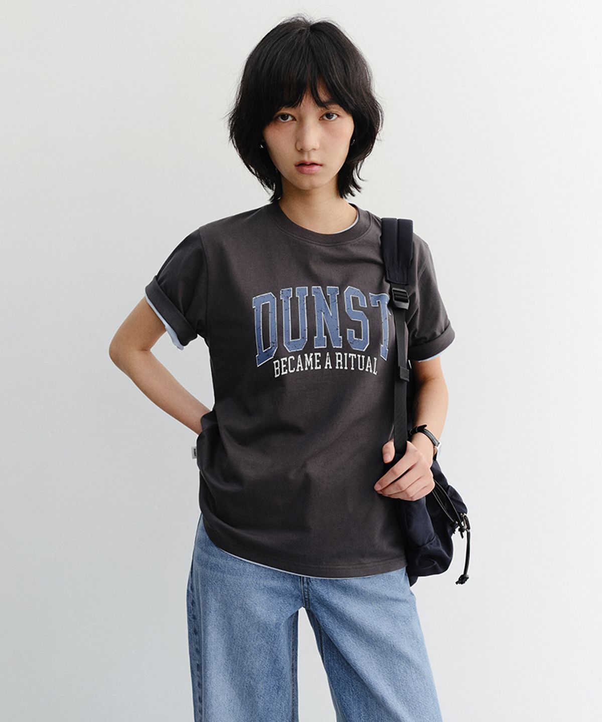 던스트(DUNST) UNISEX VINTAGE ARCH LOGO T-SHIRT_UDTS6B145_CHARCOAL GREY