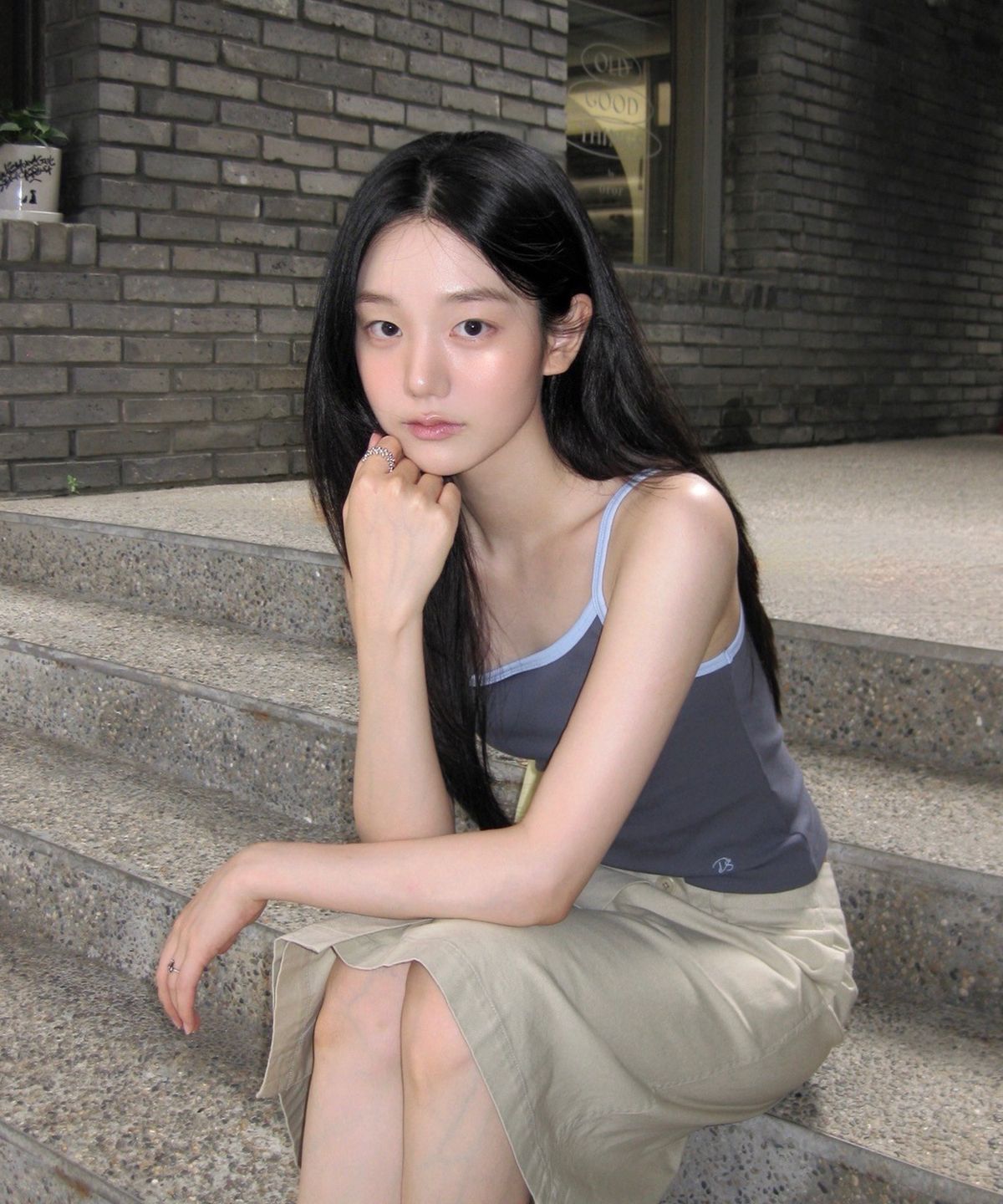 던스트(DUNST) 2-TONE TRIM SLEEVELESS TOP_UDTS6B229_CHARCOAL / SOFT BLUE